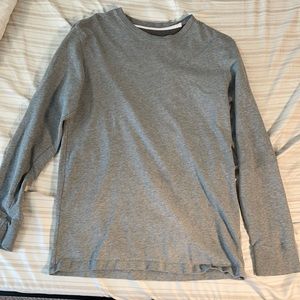 Grey long-sleeved shirt